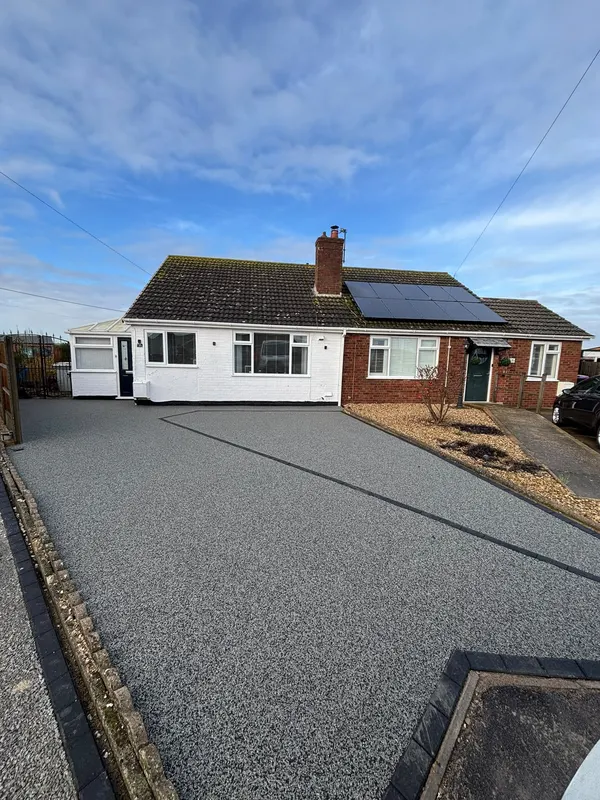 Silver resin bound driveway on a Lincolnshire bungalow